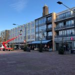 Sfeerverlichting wordt opgehangen op de Nieuwe Markt