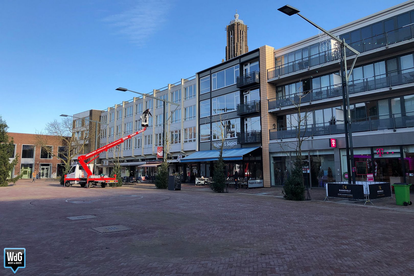 Sfeerverlichting wordt opgehangen op de Nieuwe Markt