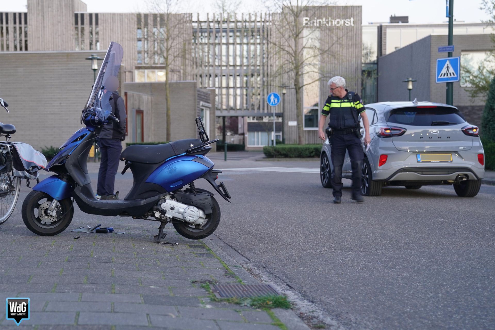 Scooter botst tegen auto in Maarheeze