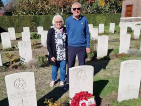 Bezoek John en Kathy Gowlett Britse begraafplaats Nederweert