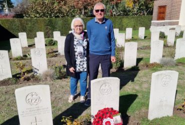 Bezoek John en Kathy Gowlett Britse begraafplaats Nederweert
