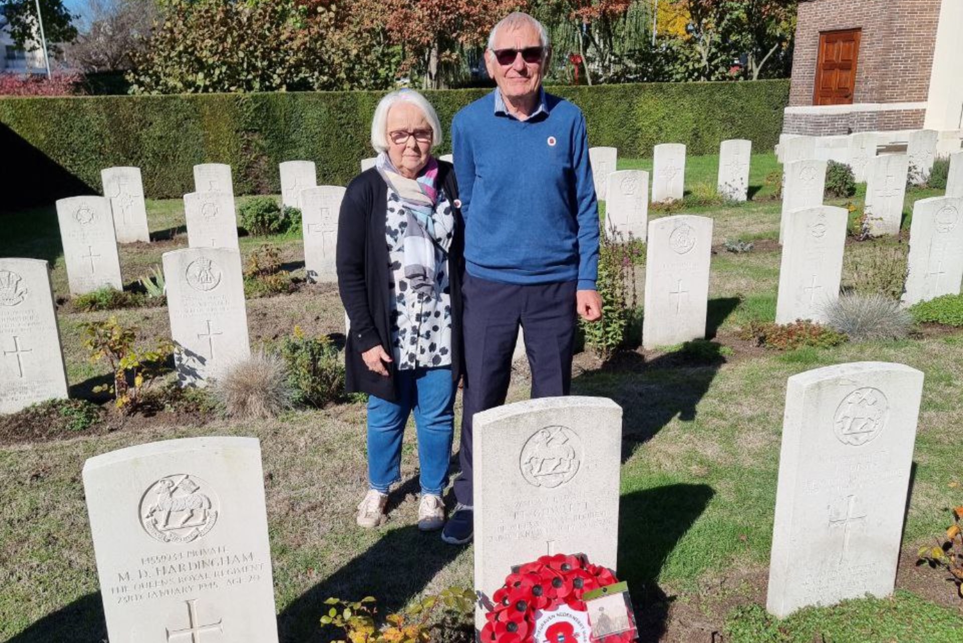 Bezoek John en Kathy Gowlett Britse begraafplaats Nederweert