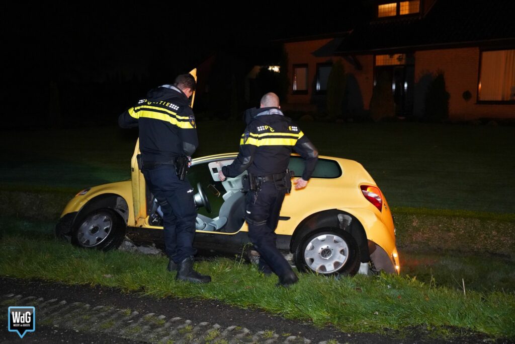 Auto belandt in greppel van Dijkerstraat