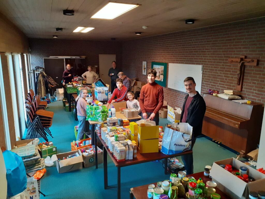 Kerstpakkettenactie Broederschap Weert en Weerter Minima Groep