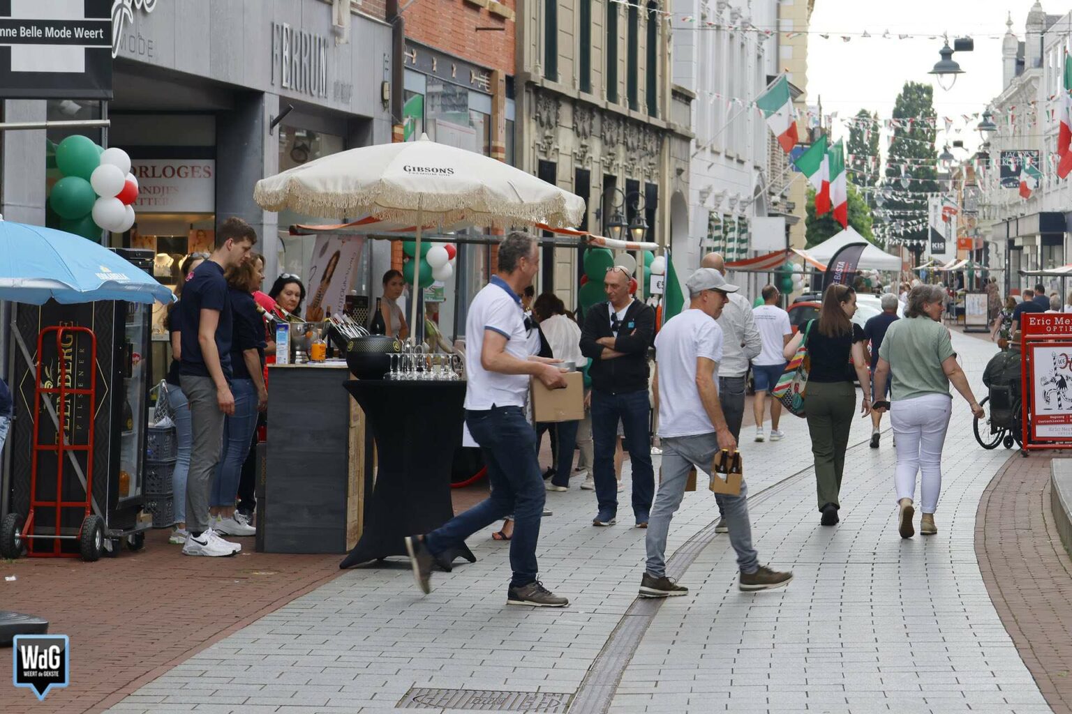 Italiaanse sferen tijdens koopzondag in Weert
