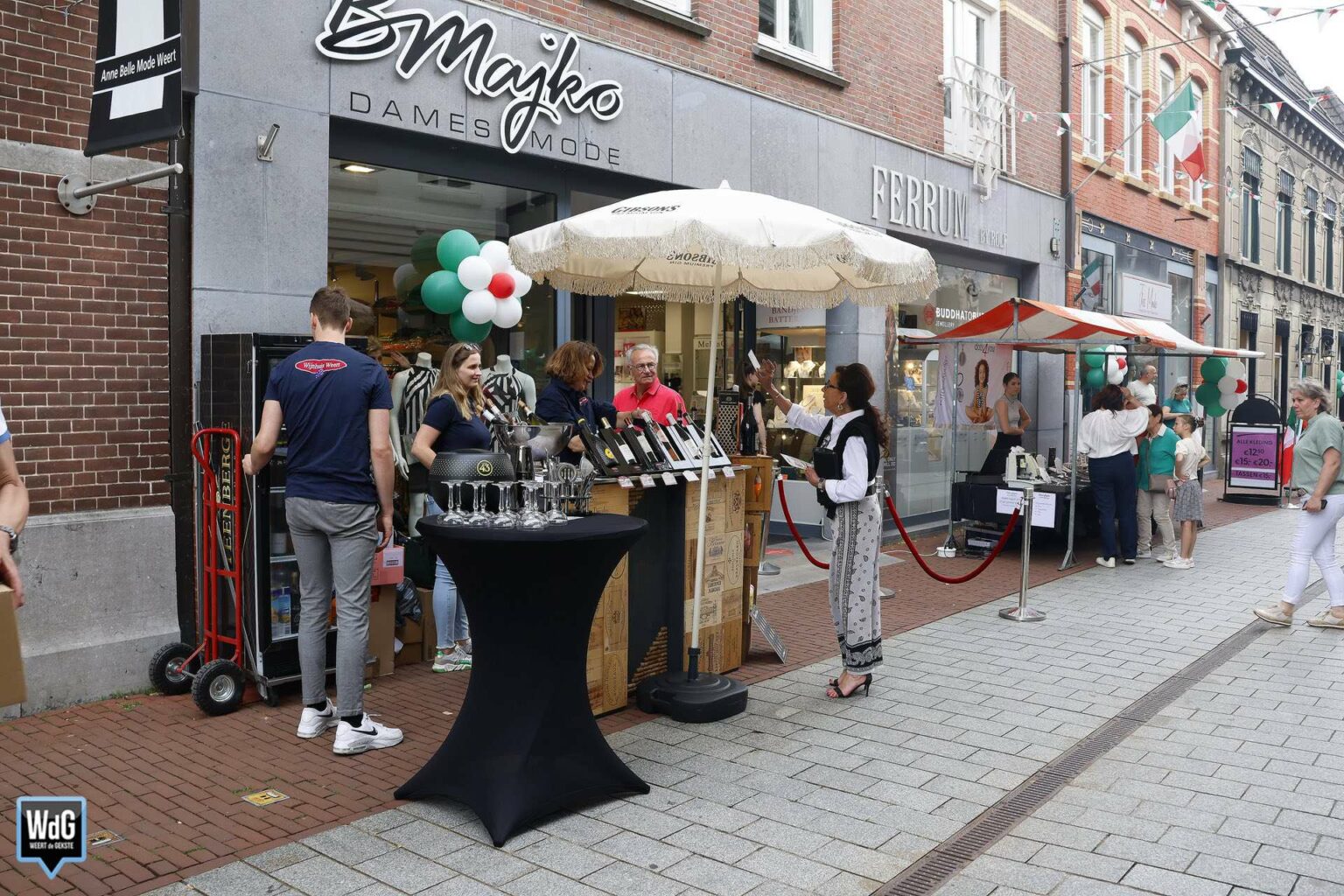 Italiaanse sferen tijdens koopzondag in Weert