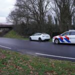 Automobilist belt per ongeluk hulpdiensten
