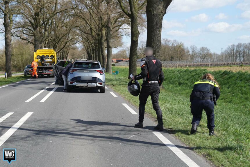 Motor botst achterop auto op Napoleonsweg Zuid
