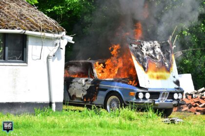 BMW-oldtimer gaat in vlammen op in Nederweert
