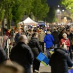 Oranjevrijmarkt op de Singels tijdens Koningsdag in Weert