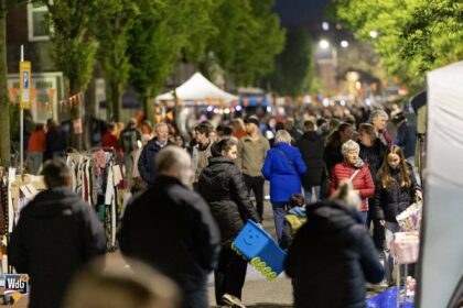 Oranjevrijmarkt op de Singels tijdens Koningsdag in Weert