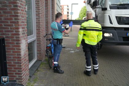 Fietser botst tegen hoogwerker van glazenwasser