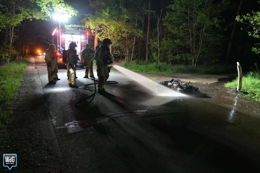 Motor vliegt in brand op Bergbosweg in Budel