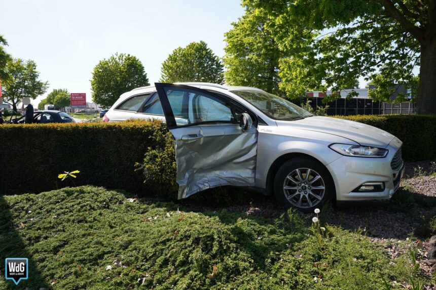 Auto belandt in struikgewas na botsing in Ittervoort