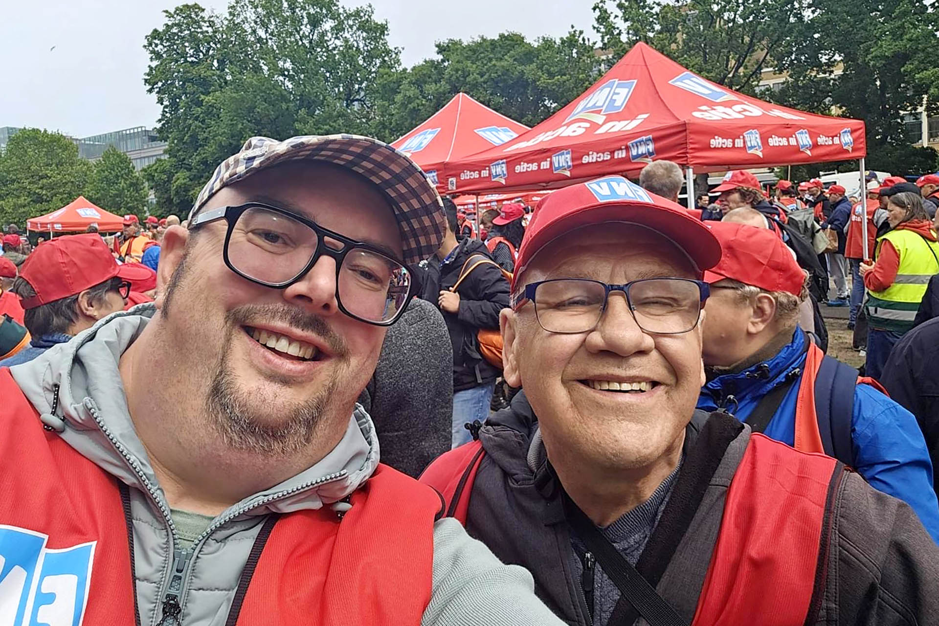 Medewerkers Risse Groep demonstreren in Den Haag voor gelijke rechten