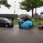 Auto en scooter botsen op de Moesdijk