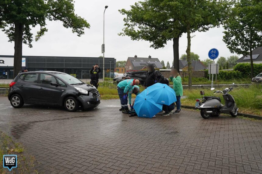Auto en scooter botsen op de Moesdijk
