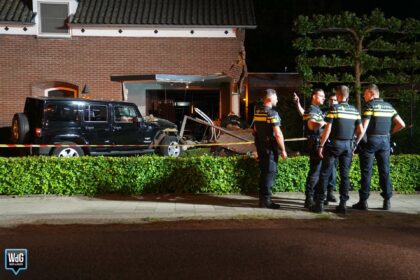 Ravage na botsing tegen woning in Budel