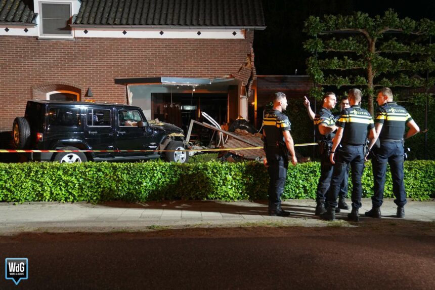 Ravage na botsing tegen woning in Budel