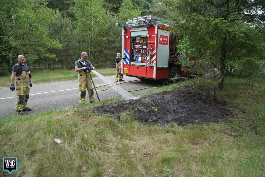 Brandweer dooft bermbrandje aan de Geuzendijk