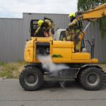 Grijpkraan vliegt in brand in loods met oud papier