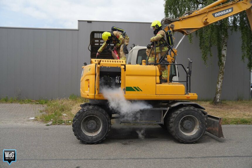 Grijpkraan vliegt in brand in loods met oud papier