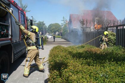 Brand in tuin slaat over naar bijgebouw op Molenakker