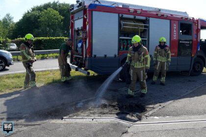Rook bij viaduct N280 door smeulend onkruid