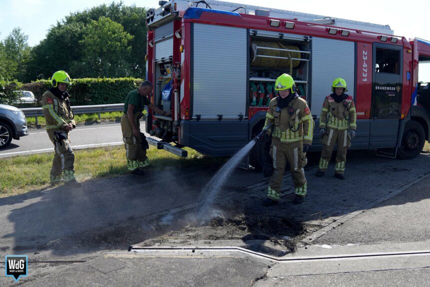 Rook bij viaduct N280 door smeulend onkruid