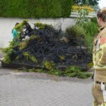 Struikgewas vat vlam op de Pannenweg in Nederweert