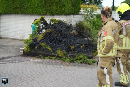 Struikgewas vat vlam op de Pannenweg in Nederweert