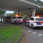 Busje rijdt tegen omhoog gekomen putdeksel op Graafschap Hornelaan