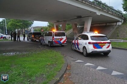 Busje rijdt tegen omhoog gekomen putdeksel op Graafschap Hornelaan