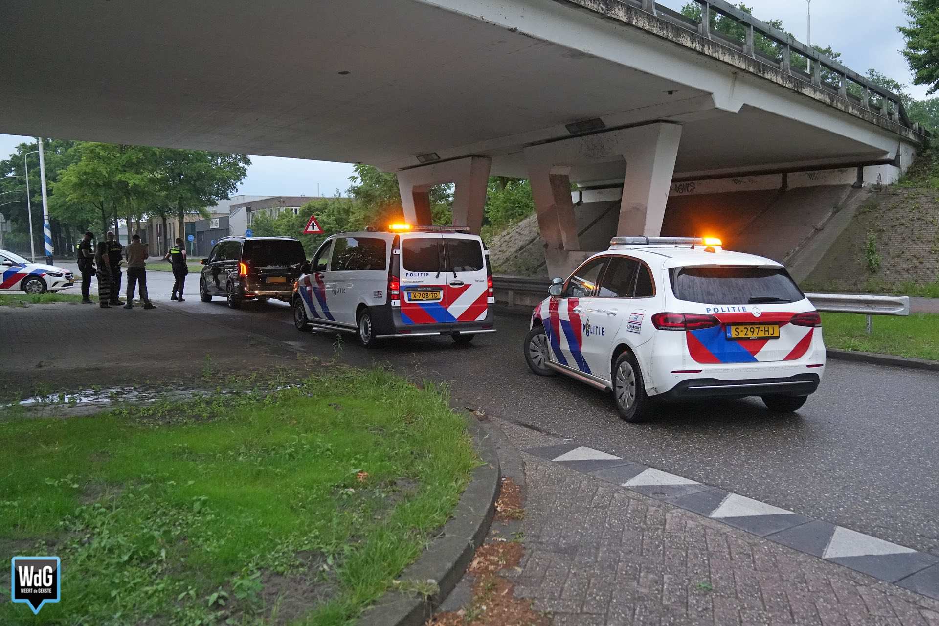 Busje rijdt tegen omhoog gekomen putdeksel op Graafschap Hornelaan