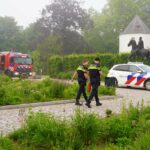 Man maakt kampvuurtje in Kasteelpark Nijenborgh