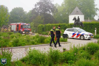Man maakt kampvuurtje in Kasteelpark Nijenborgh
