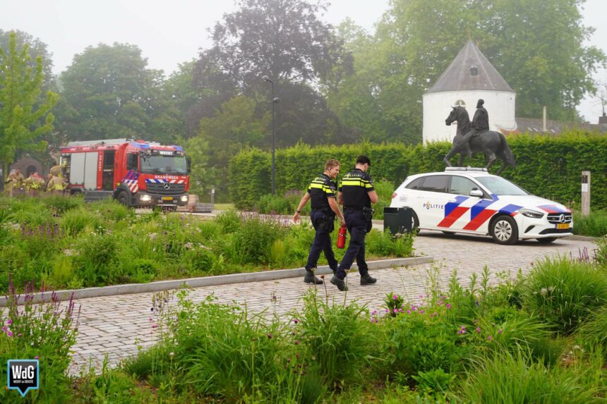 Man maakt kampvuurtje in Kasteelpark Nijenborgh