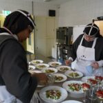 Zusters Birgittinessen koken feestmaaltijd voor minima en ouderen