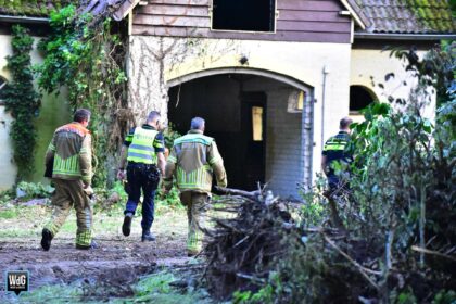 Ondergrondse container met blauwe vaten bij woning in Kelpen-Oler