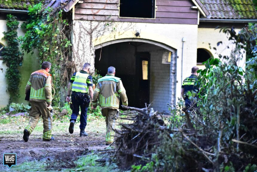 Ondergrondse container met blauwe vaten bij woning in Kelpen-Oler