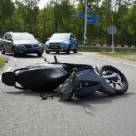 Twee gewonden bij aanrijding tussen auto en scooter op Kempenweg