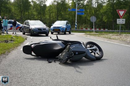 Twee gewonden bij aanrijding tussen auto en scooter op Kempenweg