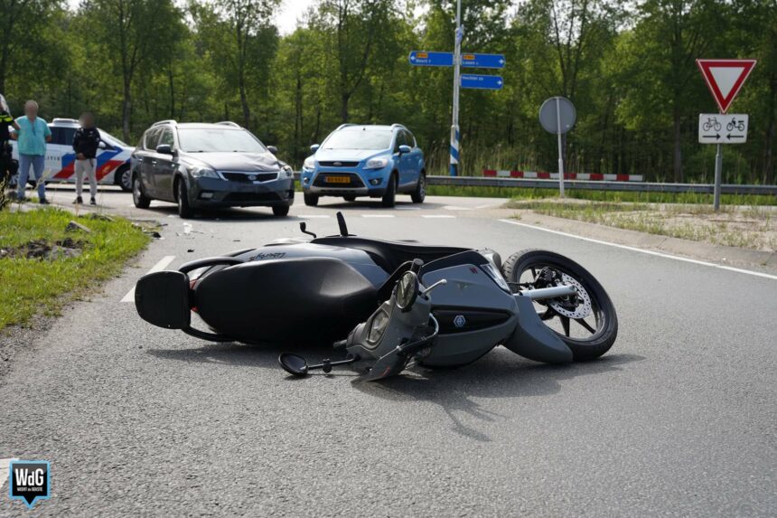Twee gewonden bij aanrijding tussen auto en scooter op Kempenweg