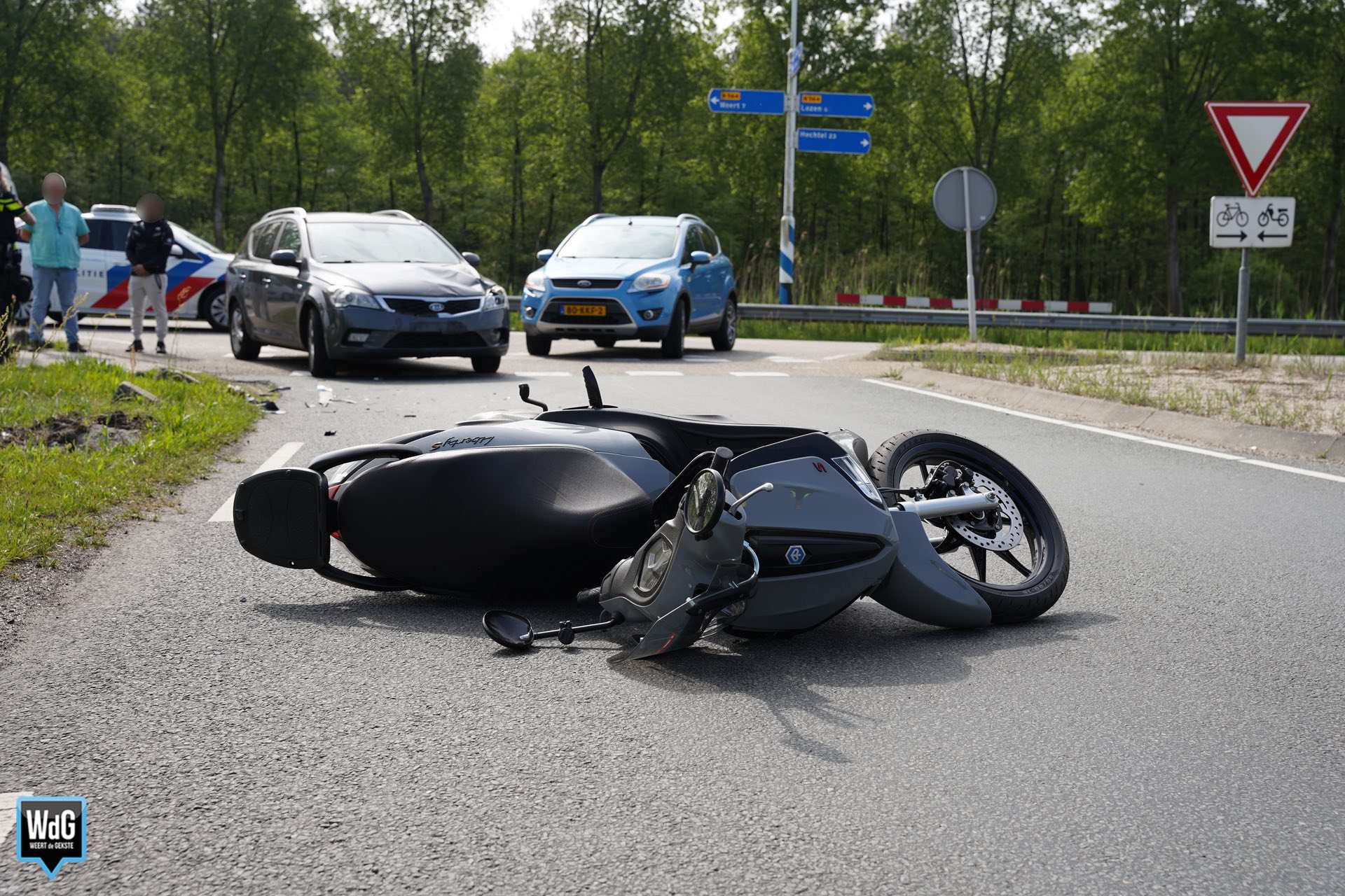 Twee gewonden bij aanrijding tussen auto en scooter op Kempenweg
