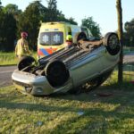 Auto slaat over de kop na botsing op Maaseikerweg