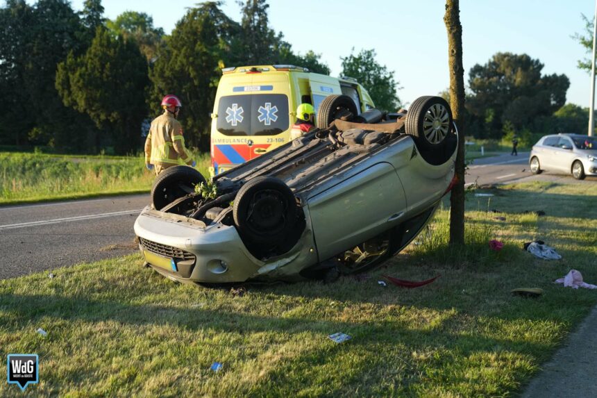 Auto slaat over de kop na botsing op Maaseikerweg