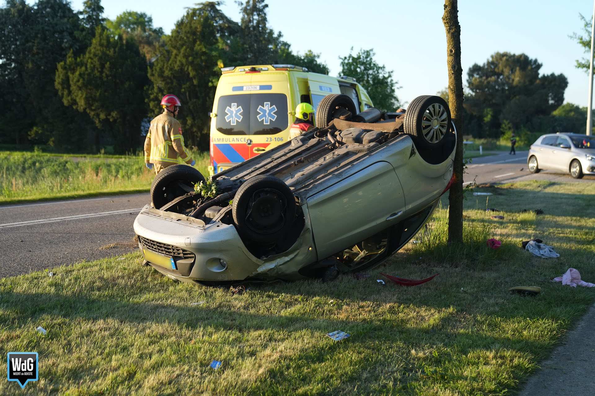 Auto slaat over de kop na botsing op Maaseikerweg