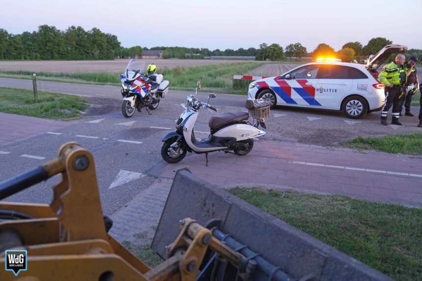 Scooterrijder schrikt van loader en valt in Stramproy