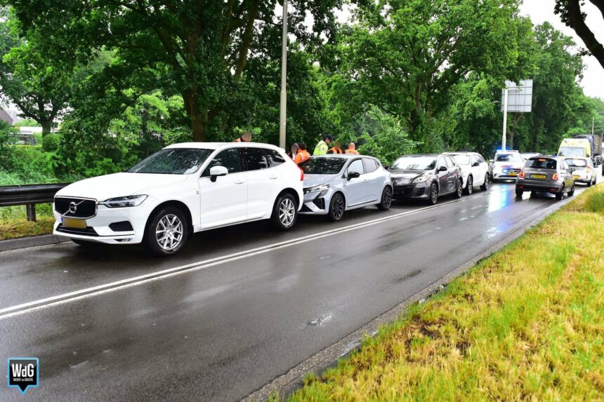 Verkeershinder door kettingbotsing op N266 in Nederweert