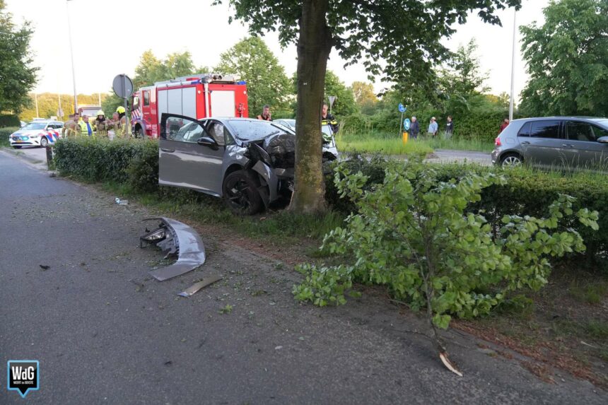 Auto raakt van de weg en botst tegen boom op N280 bij Baexem